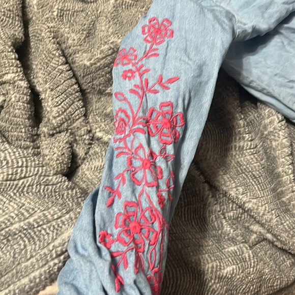 NWOT faux denim top with flowers - Picture 7 of 7